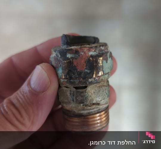 חלק מתכתי חלוד של דוד שמש